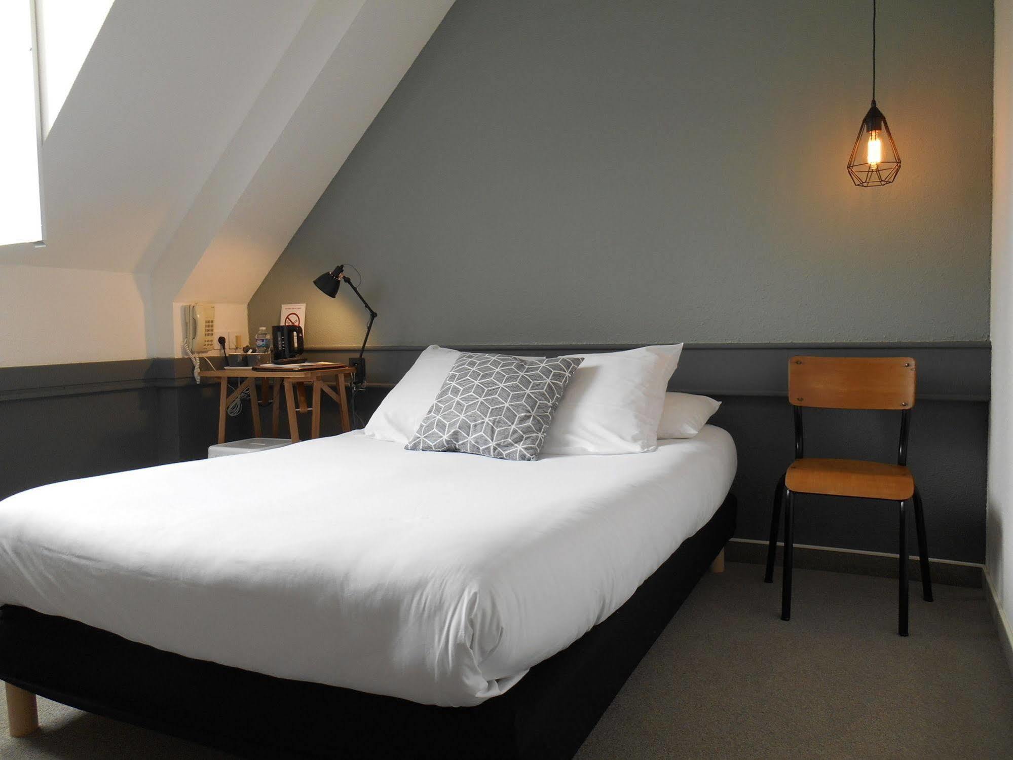 Hotel De France แซ็ง-โปล-เดอ-ลีอง ภายนอก รูปภาพ